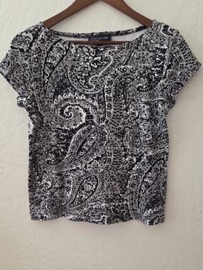 VTG Jones New York Signature Black and White Paisley Crew Neck Top